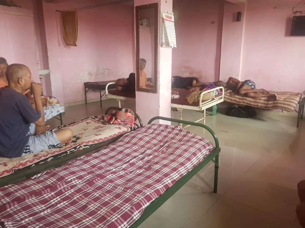 Aai Vrudhashram, Dwarli