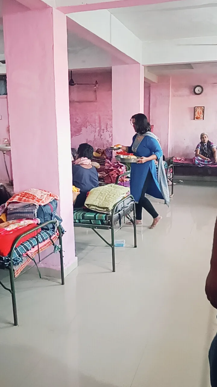 Aai Vrudhashram, Dwarli