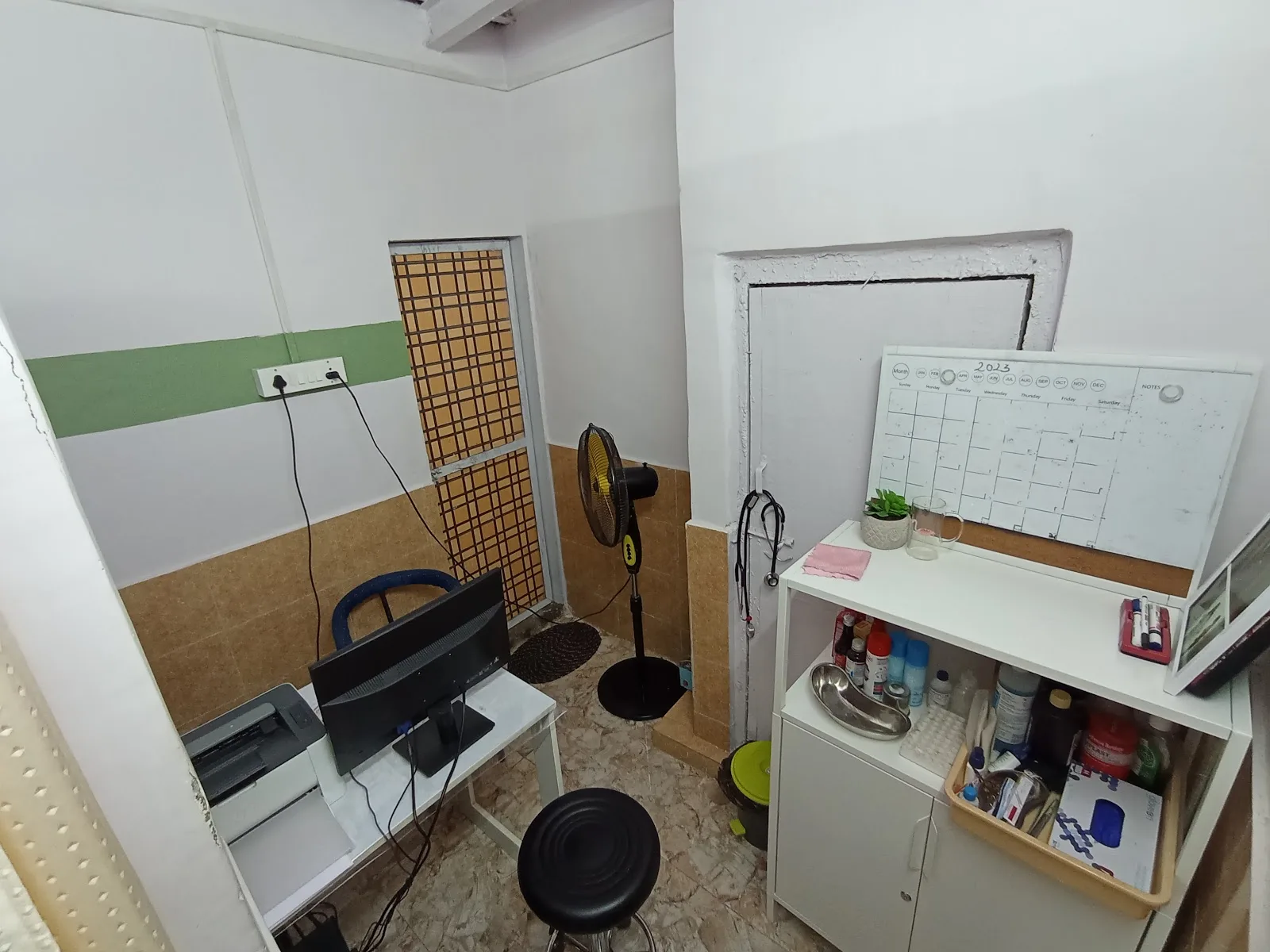 Gully Clinic, Geeta Nagar 005