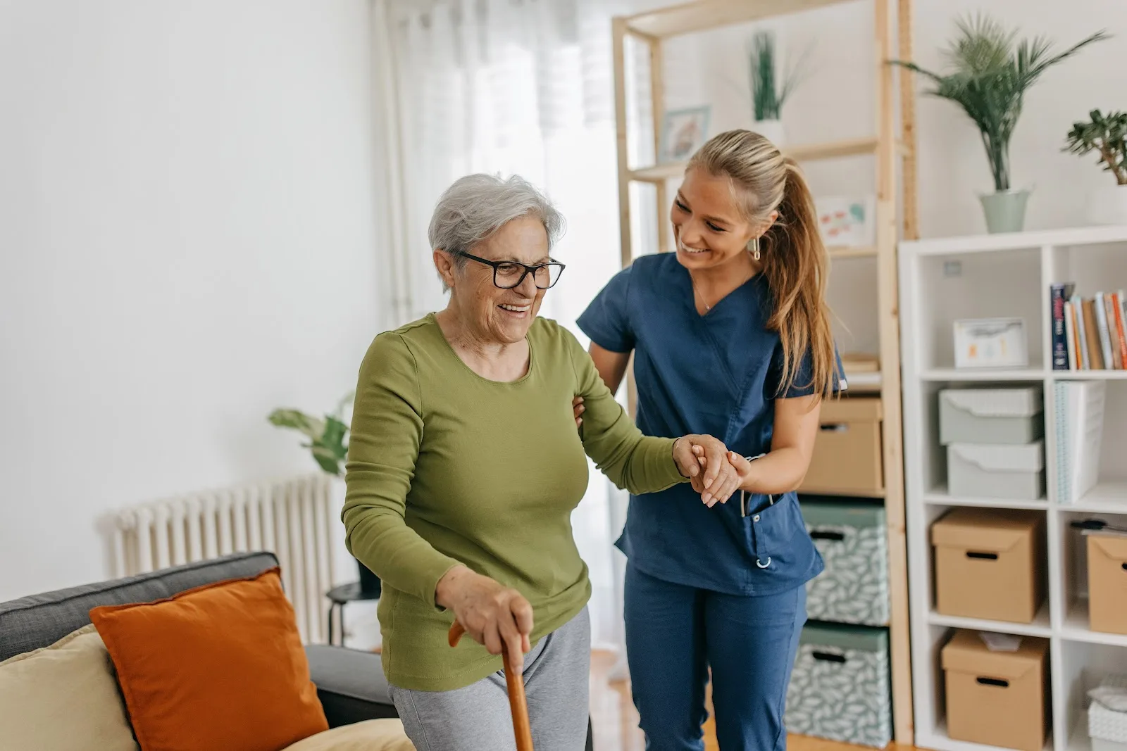 Amika | Aide et soins à domicile pour personnes âgées