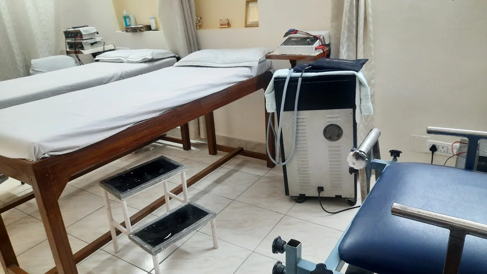 'Pain Relief "Kinger's physiotherapy center.